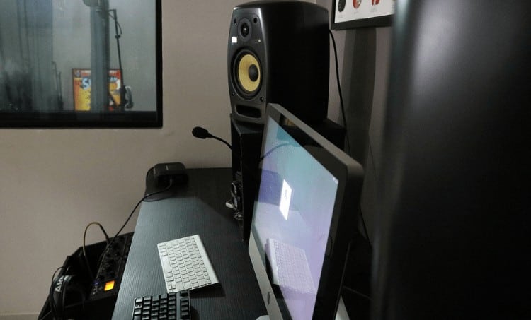 arranging studio monitors