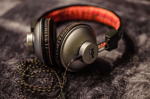 How to play music through speakers while using headphones