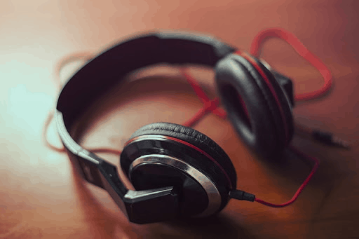 Headphone cables should stay on the desk