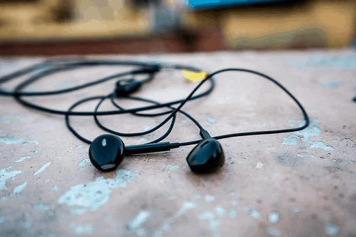 How to keep headphones from tangling