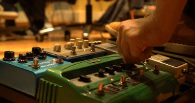 How do guitar pedals work
